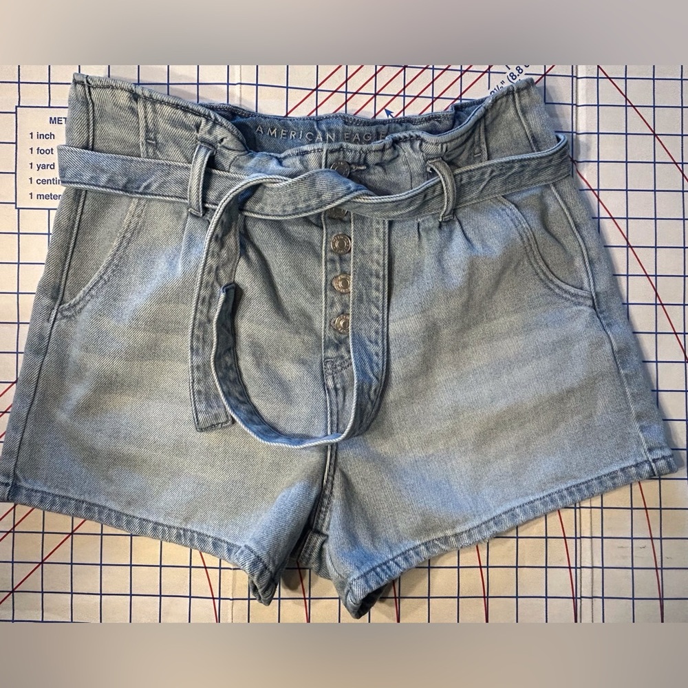 American Eagle High-Rise 3IN “Mom Short” Size 10 W/ Ruffled Waistband Light Wash
